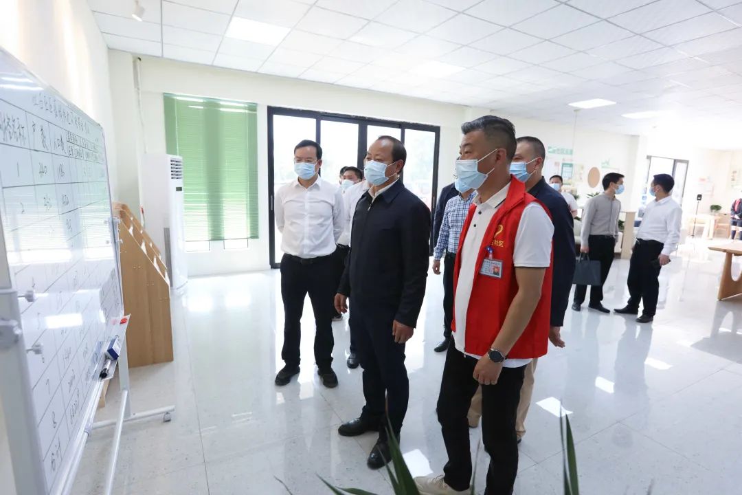马波在青衣街道在古社区了解社区防疫措施落实情况  记者 张斯炜 摄