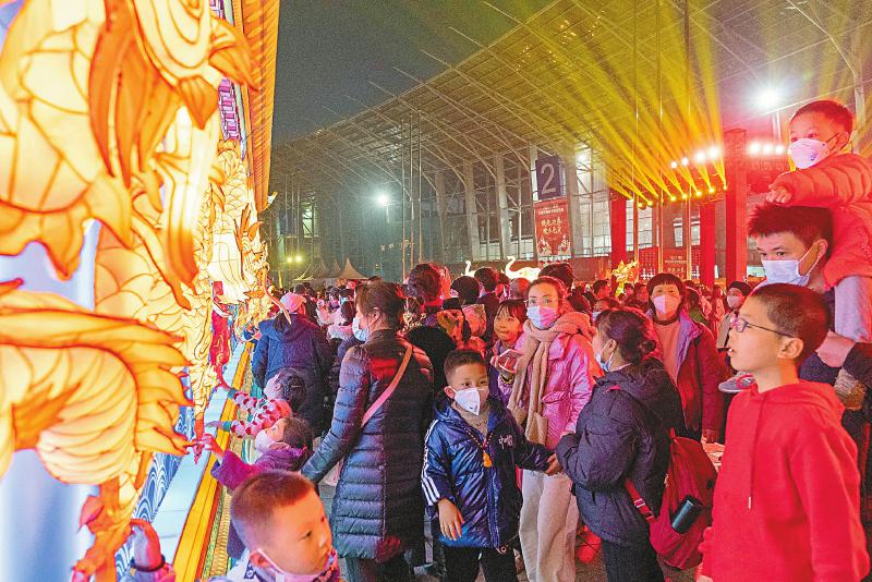 2月3日晚，2023四川欢乐元宵消费促进活动现场，复刻九龙壁的彩灯前人潮涌动。记者黄潇摄